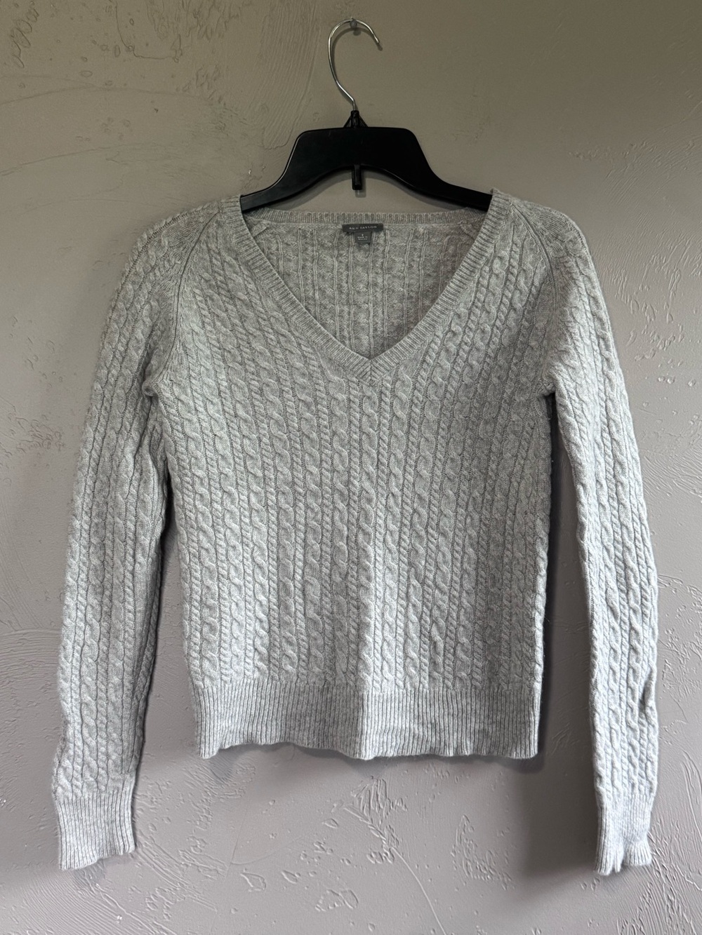 100% Cashmere Ann Taylor Light Gray Cable-Knit V-Neck Sweater - Small